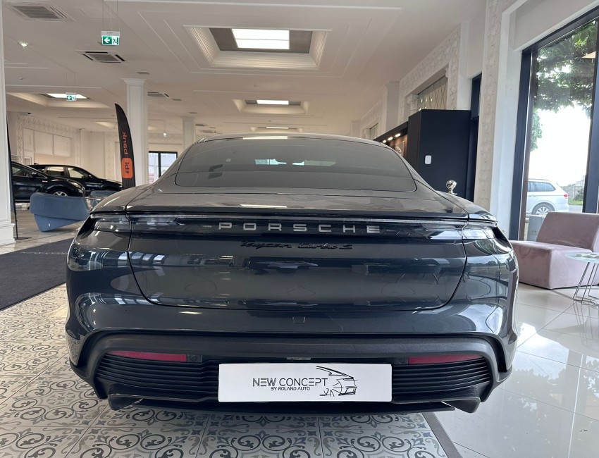 PORSCHE TAYCAN TURBO S